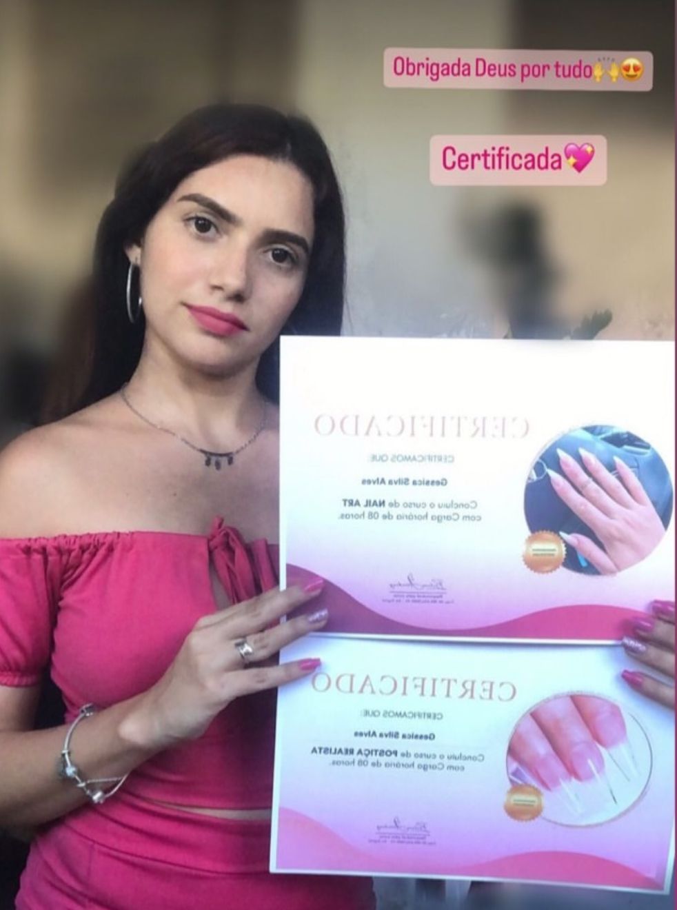 Aluna certificada do curso nail designer segurando certificados profissionais - sucesso no alongamento de unhas