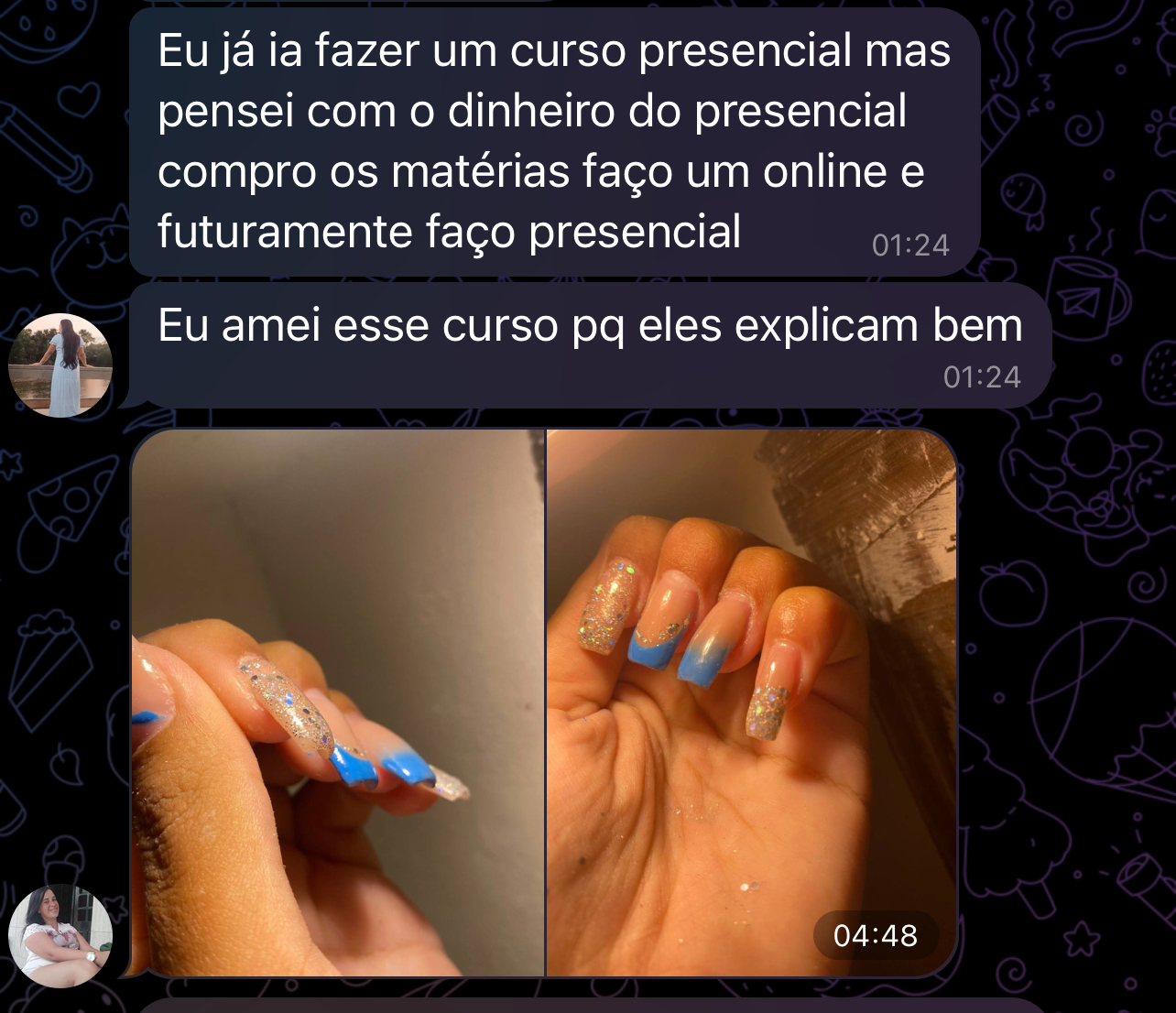 Aluna iniciante mostrando unhas azuis com glitter - progresso no curso nail designer