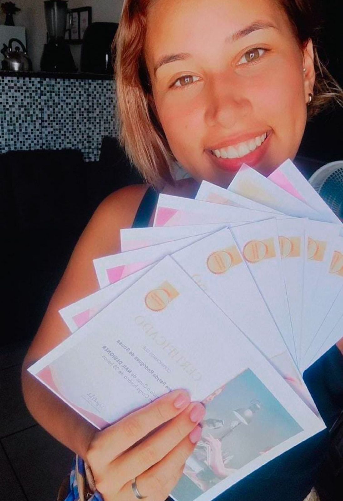 Formanda do curso nail designer com múltiplos certificados - especialização em técnicas avançadas
