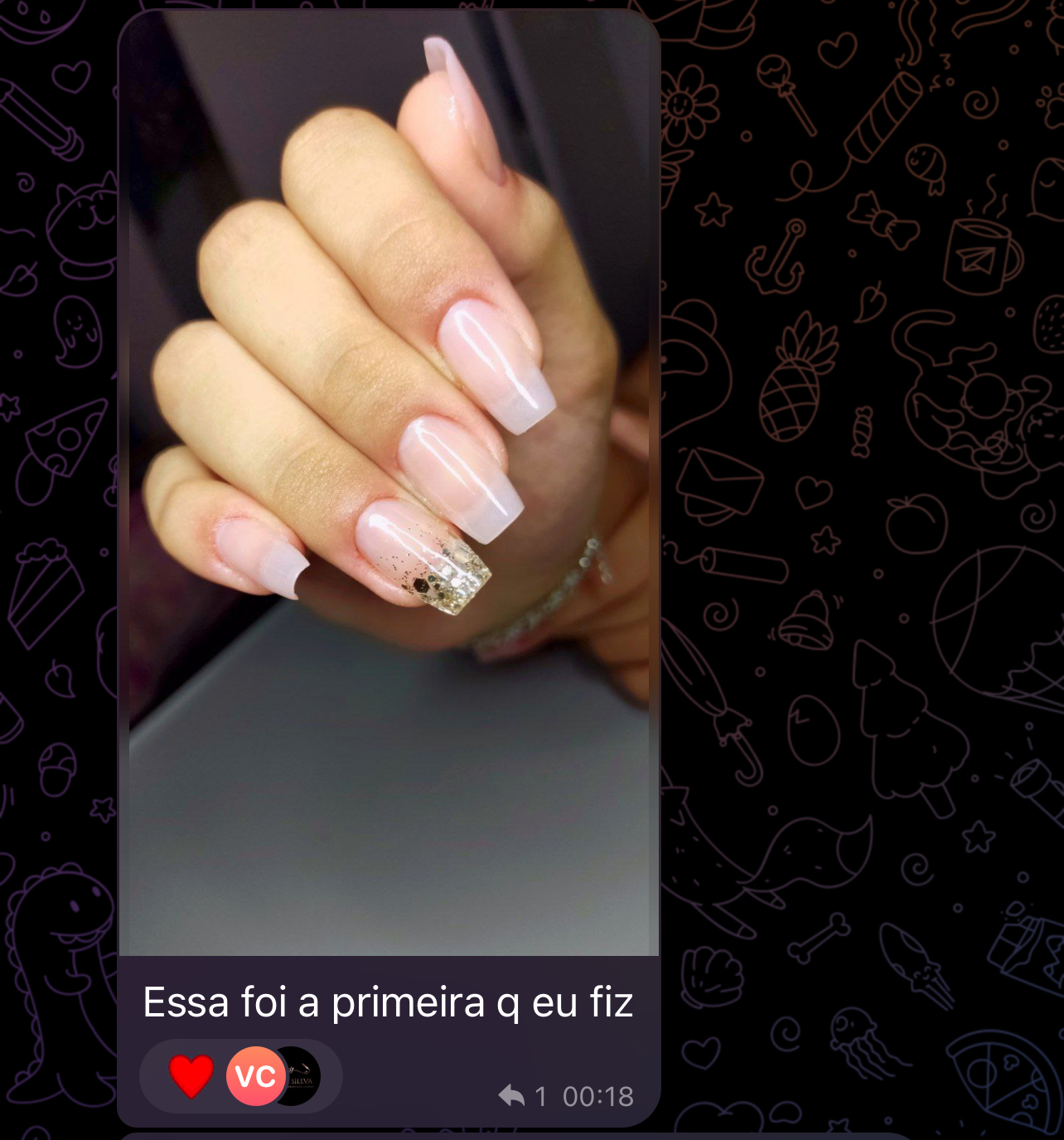 Primeira unha rosa com glitter dourado - resultado de aluna iniciante do curso